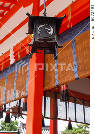 伏見稲荷大社　外拝殿の釣灯篭　白羊宮 6072493