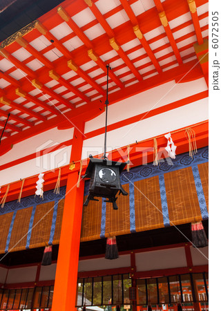 伏見稲荷大社　外拝殿の釣灯篭　獅子宮 6072505