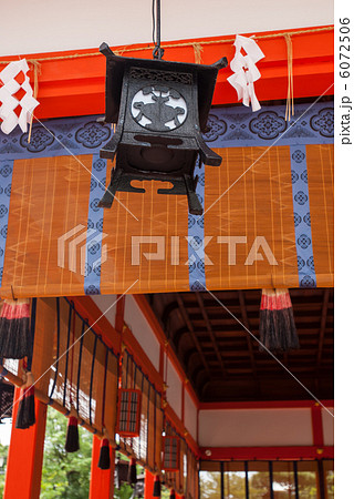 伏見稲荷大社　外拝殿の釣灯篭　宝瓶宮 6072506