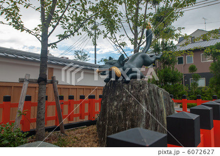 伏見稲荷大社　白狐の彫像 6072627