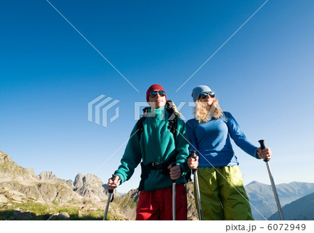 couple hiking 6072949