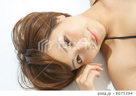水着の若い女性 6075394