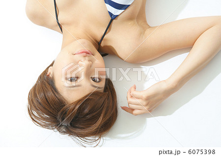 水着の若い女性 6075398