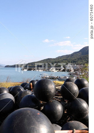 浦島伝説の里、香川県三豊市荘内半島の「箱浦漁港」と紫雲出山 6075460