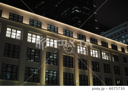 ライトアップされた東京中央郵便局 6075730