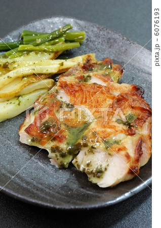 おいしい鶏もも肉のグリル 6076193