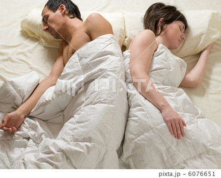 couple sleeping 6076651