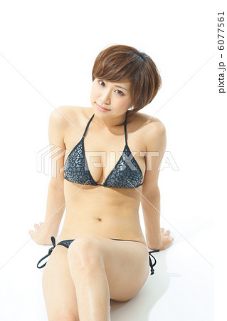 水着の若い女性 水着の若い女性 6077561