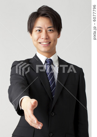 握手するビジネスマン 6077796