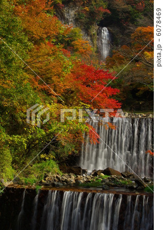 南阿蘇 紅葉の金龍の滝の写真素材