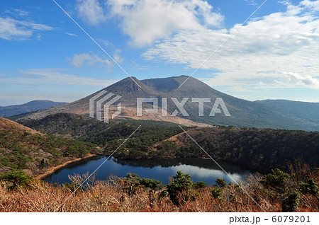 霧島山系白鳥山山頂から望む韓国岳(からくに岳)と白紫池(秋:11月末) 霧島山系白鳥山山頂から望む韓国岳(からくに岳)と白紫池(秋:11月末) 6079201