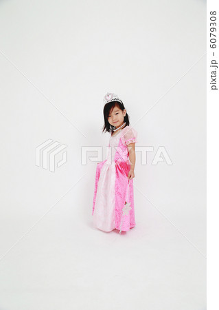 ピンクドレスの女の子 6079308