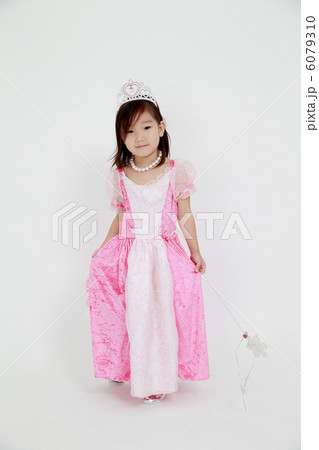 ピンクドレスの女の子 6079310