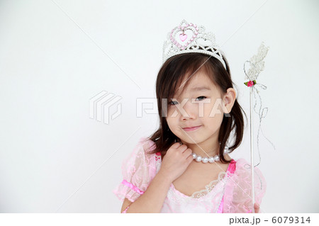 ピンクドレスの女の子 6079314