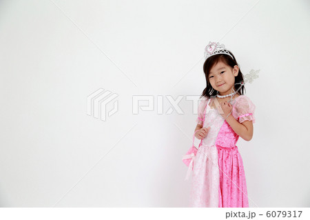 ピンクドレスの女の子 ピンクドレスの女の子 6079317