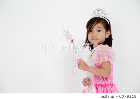 ピンクのドレスの女の子 ピンクのドレスの女の子 6079319
