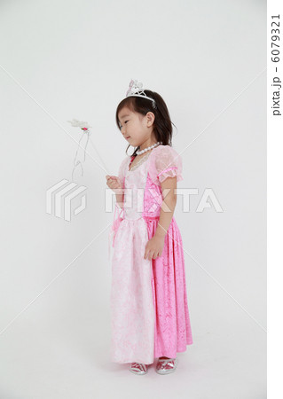 ピンクのドレスの女の子 ピンクのドレスの女の子 6079321