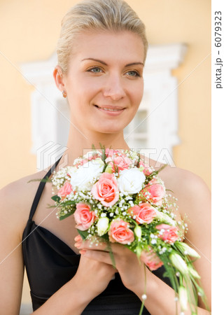 Beautiful blond girl with a bouquet of roses 6079323