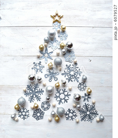 雪の結晶 切り絵のクリスマスツリーの写真素材