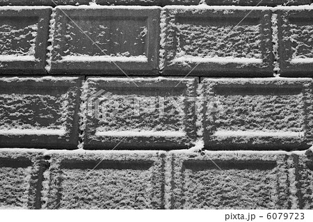 雪化粧したブロック壁 6079723
