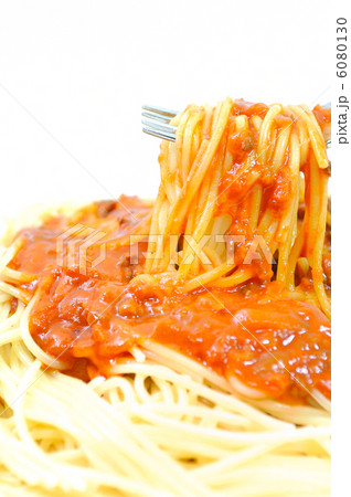 おいしいスパゲティーミートソースを食べる 6080130