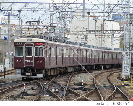 阪急 ７３００系 ７３０４F ロングシート特急 淡路平面交差 6080454