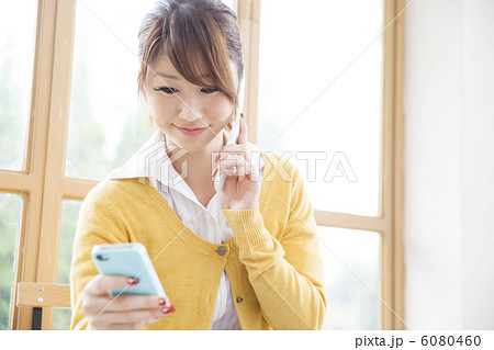 タブレットを見ながら電話する女性 6080460