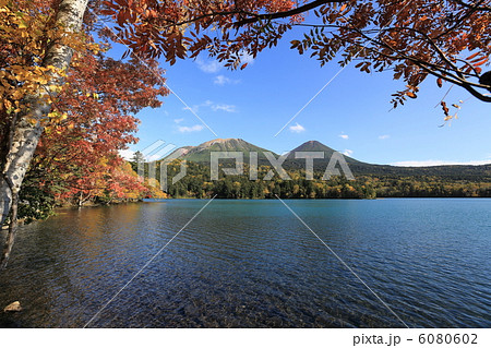 オンネトーの紅葉遠景 6080602