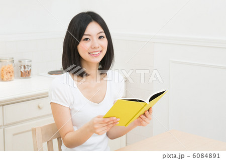 キッチンで本を読む女性 6084891