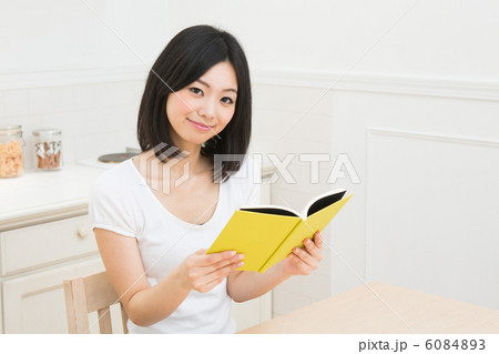 キッチンで本を読む女性 6084893