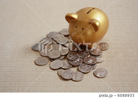 貯金箱と500円玉 6088935