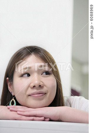 頬杖をつく女性 6088969