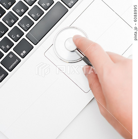 聴診器とノートパソコン 6088995