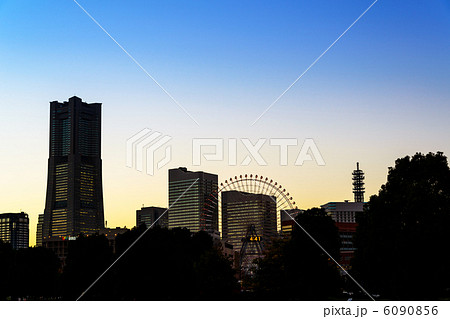 横浜みなとみらいの夕景(赤レンガパーク付近より) 6090856