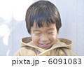 ダッフルコートを着た男の子 6091083