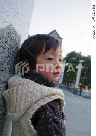 壁に寄りかかる子供 6091592