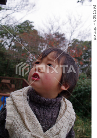 困り顔の子供 6091593
