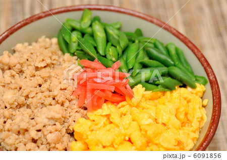 三色丼(アップ) 6091856