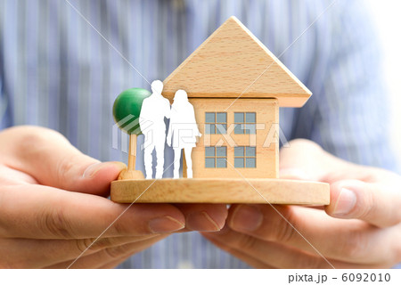 家を選ぶ男女 家を選ぶ男女 6092010