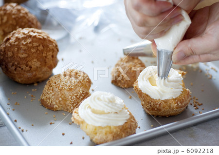 シュークリーム作り 6092218