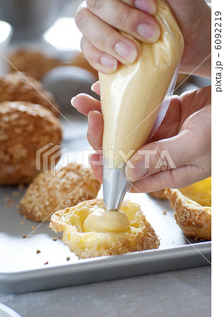 シュークリーム作り 6092219