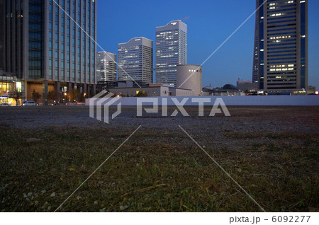 横浜みなとみらいの空き地と高層ビル 6092277