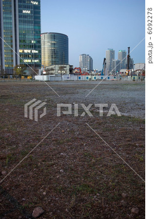 横浜みなとみらいの空き地と高層ビル 6092278