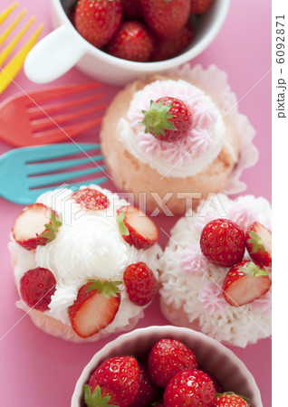 イチゴのカップケーキ 6092871
