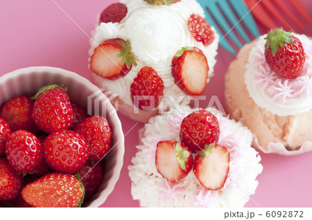イチゴのカップケーキ 6092872