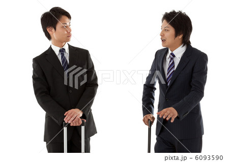 会話中の二人のビジネスマン 6093590