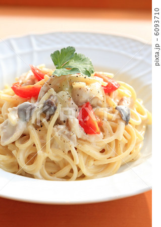 おいしいチキンとキノコのクリームパスタ おいしいチキンとキノコのクリームパスタ 6093710
