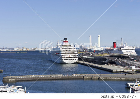 横浜大さん橋と停泊する客船 6093777