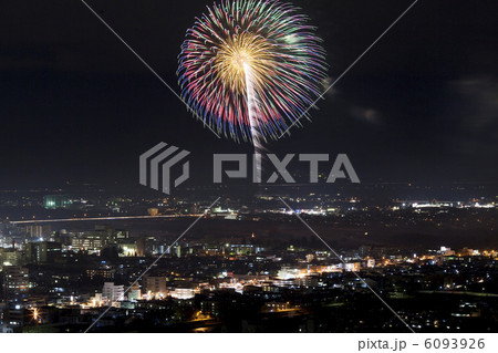 花火と夜景 6093926