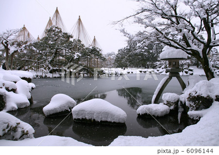 冬の兼六園　徽軫灯籠と雪つり 6096144